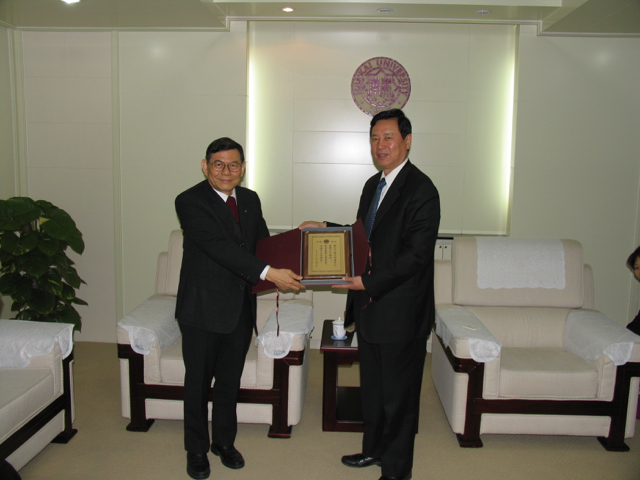 20041028-2 Chancellor presenting plaque to PP Percy.jpg