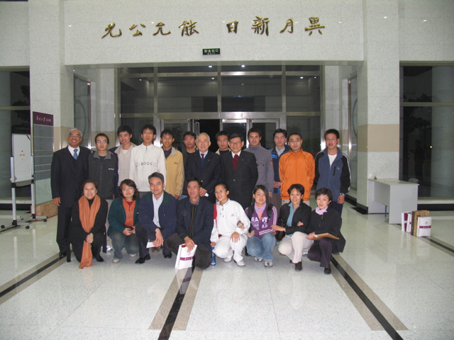 20041028-5 Group Picture of Rotarians with Nankai Students.jpg