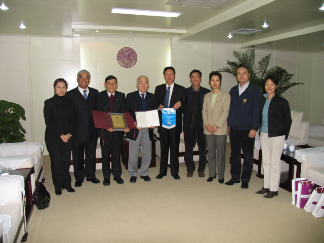 20041028-6 Group Picture of Rotarians with Chancellor.jpg